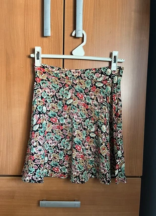 Falda mini cintura alta floreada liquidación verano/ Jupe mini fleurie soldes été, marca: Pull & Bear, estado: Muy bueno, tamaño: S / 36 / 8, 5,50 €, 6,48 € Protección al comprador incluida
