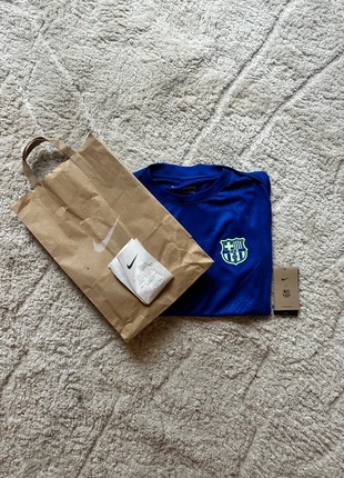 T-shirt Nike FC Barcelone 2024-25 Neuf et Authentique, brand: Nike, condizioni: Nuovo con cartellino, taglia: M, €29.99, €32.19 include la Protezione acquisti