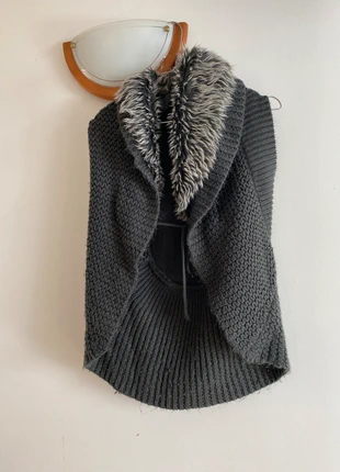 Gilet Sans manche col fourrure 36, marque: Jennyfer, état: Satisfaisant, taille: S / 36 / 8, 2,00 €, 2,80 € Protection acheteurs incluse