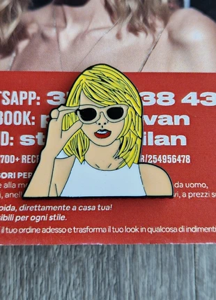 Taylor Swift spilla nuova con card pin brooch, marque: Taylor Swift, état: Très bon état, 4,00 €, 4,90 € Protection acheteurs incluse