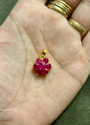 Pendentif fleur en plaqué or et pierres, marke: plaqué or 3 microns, zustand: Sehr gut, 17,95 €, 19,55 € beinhaltet Vinted-Käuferschutz Pro