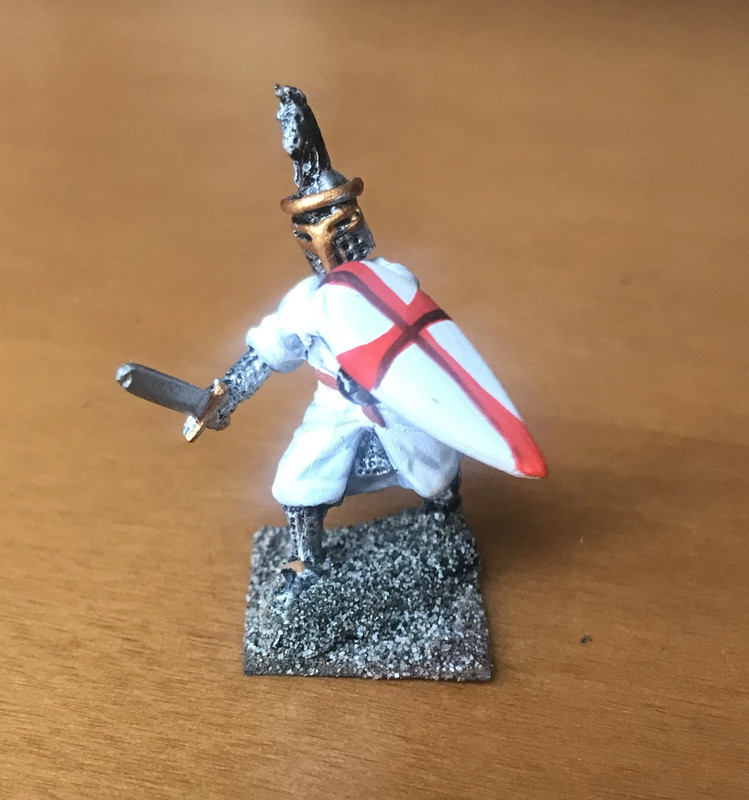 Miniatura in metallo - Soldato crociato con spada e scudo - Altezza 40 mm 1