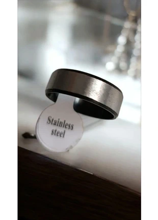 Anillo de hombre acero rayado con bordes en negro, brand: Acero, condizioni: Ottime, taglia: 19 mm Ø / 21, €11.00, €12.25 include la Protezione acquisti