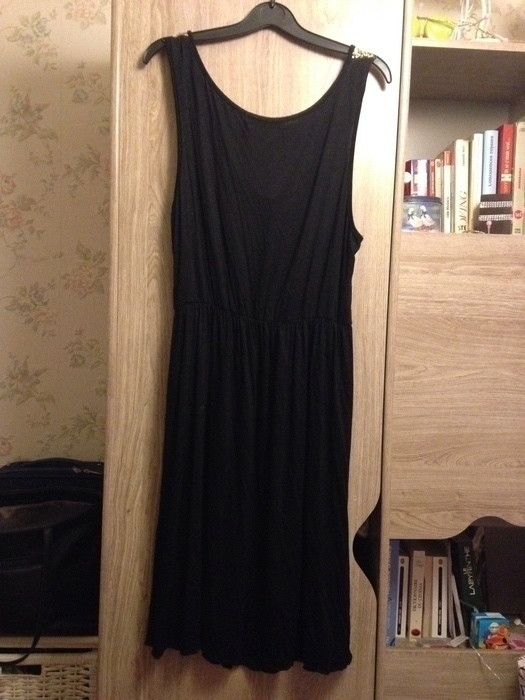 robe basique noir avec strass 2