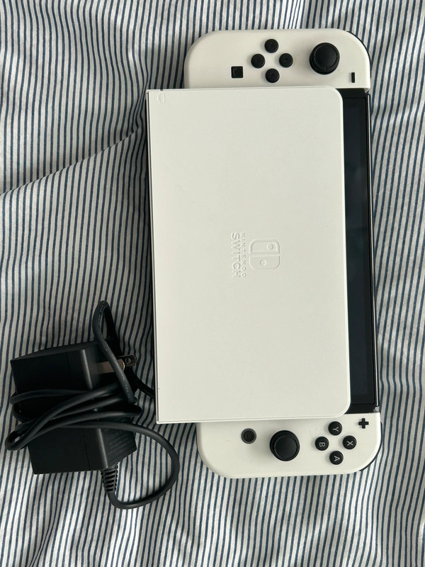 Nitendo Switch OLED White 3