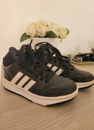 Scarpe bambino adidas size EU 30, merk: adidas, staat: Heel goed, maat: 30, € 5,00, € 5,95 inclusief Kopersbescherming