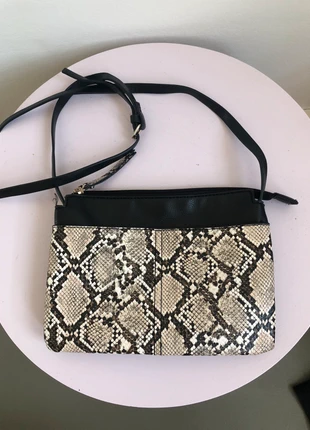 Pochette noire et imitation peau de serpent , brand: Kiabi, condition: Very good, €2.50, €3.33 includes Buyer Protection