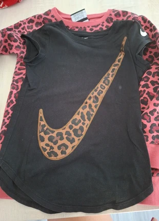 1 pull + 1 t-shirt nike 5 ans, marke: Nike, zustand: Zufriedenstellend, größe: 5 Jahre / 110, 3,00 €, 3,85 € inklusive Vinted-Käuferschutz