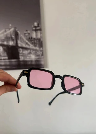 🩷 Black frame square sunglasses with Pink lenses | Y2K 90s style retro unisex fashion, marque: Vintage Dressing, état: Très bon état, 12,99 €, 14,34 € Protection acheteurs incluse