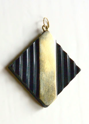 Pendentif artisanal corne laiton doré carré 5cm vintage 80, marque: Fabrication Artisanale, état: Neuf sans étiquette, 8,00 €, 9,10 € Protection acheteurs (Pro) incluse