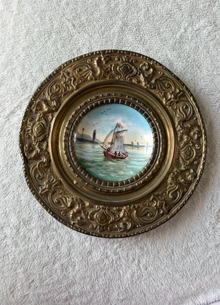 Cadre ancien en laiton repoussé – Assiette Digoin Sarreguemines fin 19e, brand: Digoin Sarreguemines, condition: Good, €50.00, €53.20 includes Buyer Protection