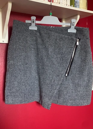 Jupe courte hiver grise, marke: ONLY, zustand: Neu, mit Etikett, größe: M / 38 / 10, 15,00 €, 16,45 € inklusive Vinted-Käuferschutz