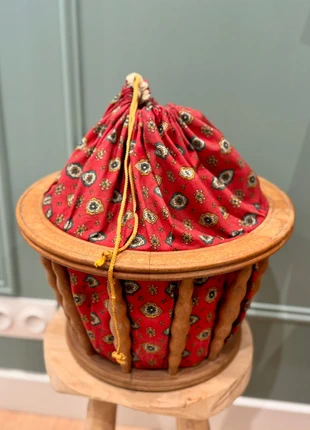 Panier à ouvrage vintage en bois et tissu provençal rouge – Grand teint Meuble – parfait état, marque: Vintage Dressing, état: Très bon état, 20,00 €, 21,70 € Protection acheteurs incluse