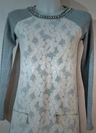 Y2k Splendida felpa grigia, con applicato del pizzo bianco e strass sul collo, To bee too, brand: To be too, condizioni: Nuovo senza cartellino, taglia: S / IT 40 / EU 36, €13.90, €15.30 include la Protezione acquisti