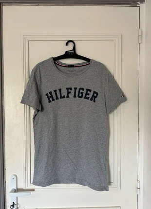 T-shirt Tommy Hilfiger gris, merk: Tommy Hilfiger, staat: Goed, maat: S, € 5,00, € 5,95 inclusief Kopersbescherming