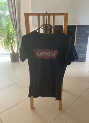 T-shirt Levis noir, marque: Levi's, état: Très bon état, taille: XS, 2,00 €, 2,80 € Protection acheteurs incluse