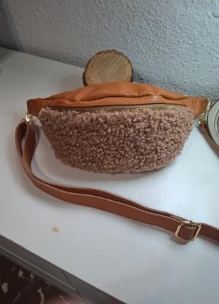 Riñonera camel con borreguito y cremallera dorada, brand: The Genuine Leather, condizioni: Nuovo senza cartellino, €9.00, €10.15 include la Protezione acquisti