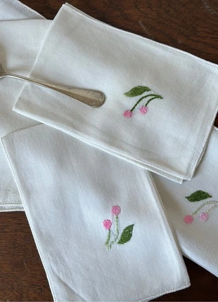 Lot de 4 petits mouchoirs brodés, brand: sans marque, condition: New without tags, €10.00, €11.20 includes Buyer Protection