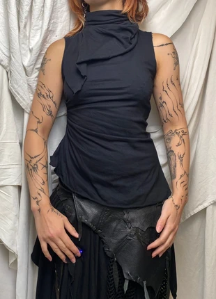 Asymmetric tank top with draped scarf, fitted by pleats, brand: L’algor, condizioni: Nuovo con cartellino, taglia: Taglia unica, €42.00, €44.80 include la Protezione acquisti Pro