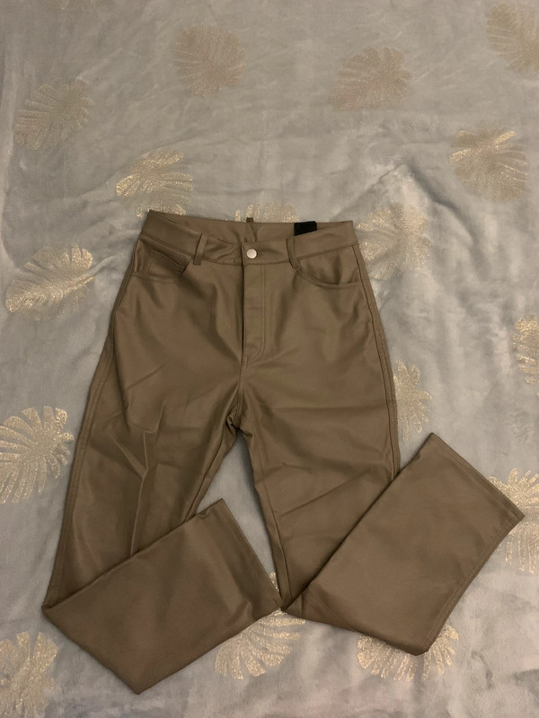 Pantaloni simil pelle beige. | Vinted