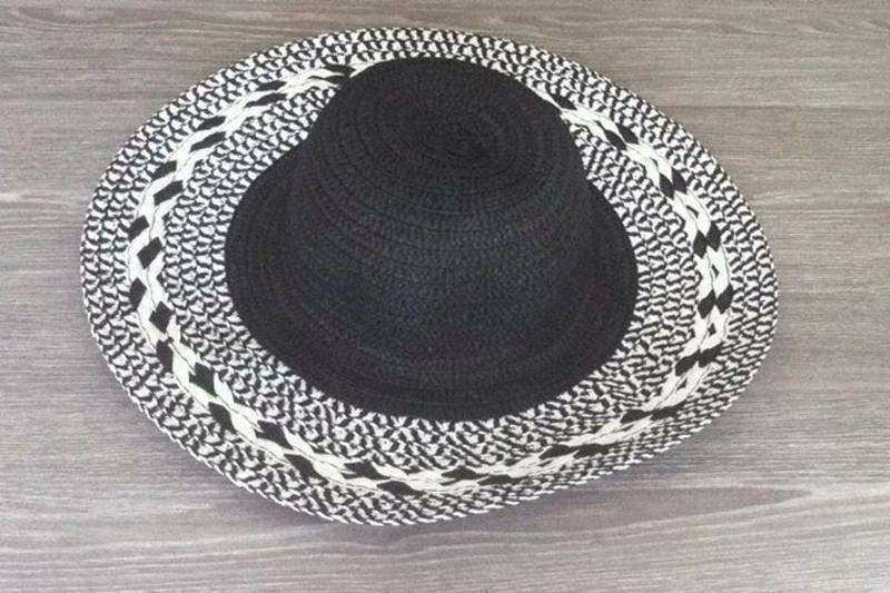 Joli chapeau noir et blanc