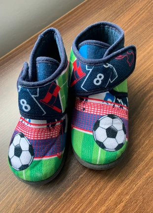 Pantoufles enfants football, état: Très bon état, taille: 25, 1,00 €, 1,75 € Protection acheteurs incluse