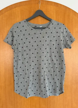 M Größe Grau T-Shirt mit Pfotenmuster, brand: Grau, condizioni: Ottime, taglia: M / IT 42 / EU 38, €3.00, €3.85 include la Protezione acquisti