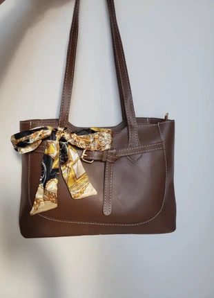 Brown faux leather shoulder bag-Uni tote bag-Trending bag with silk scarf, brand: Vintage Dressing, condizioni: Nuovo senza cartellino, €10.00, €11.20 include la Protezione acquisti