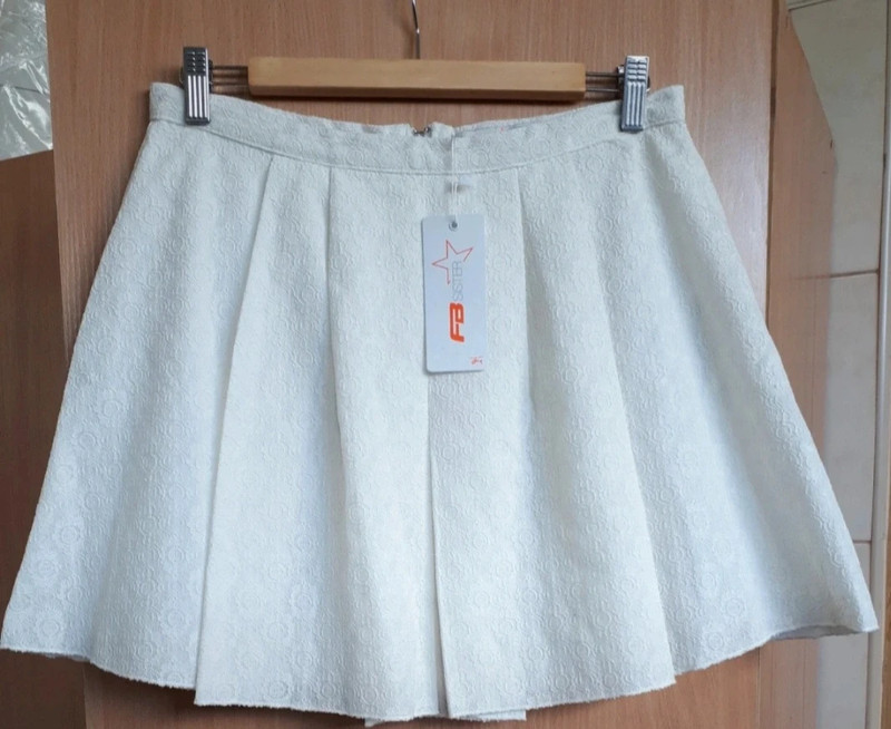 Baltas naujas sijonas 1