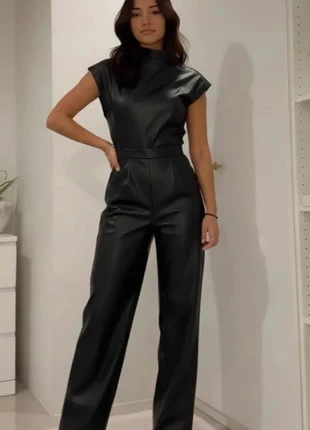 Combinaison noire simili cuir, coupe droite élégante et silhouette moderne chic. taille M, brand: Shorty, condition: Very good, size: M / 38 / 10, €69.00, €73.15 includes Buyer Protection