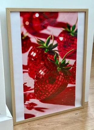 Affiche décorative 30x40cm motif fraise boule disco rouge fruit aesthetic tendance pinterest, merk: Tendance, staat: Nieuw met prijskaartje, € 12,00, € 13,30 inclusief Kopersbescherming