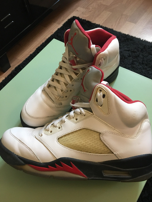 Nike Air Jordan blanches/rouges 2
