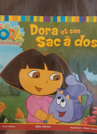 Dora et son sac dos. Vinted