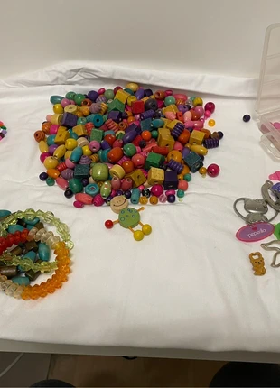 Scatola perline assortite, état: Bon état, taille: 6 ans / 116 cm, 5,00 €, 5,95 € Protection acheteurs incluse