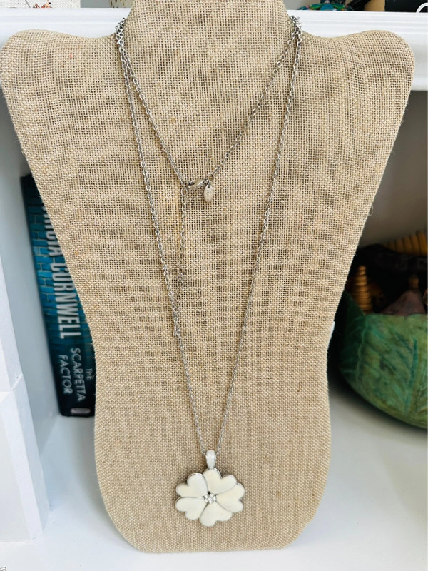 Lia Sophia flower necklace Vinted