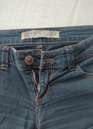 Pantalón vaquero corto Stradivarius., marca: Stradivarius, estado: Muy bueno, tamaño: S / 36 / 8, 15,00 €, 16,45 € Protección al comprador incluida