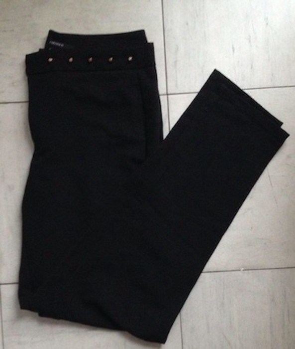 Pantalon noir avec clous au niveau de la ceinture 1