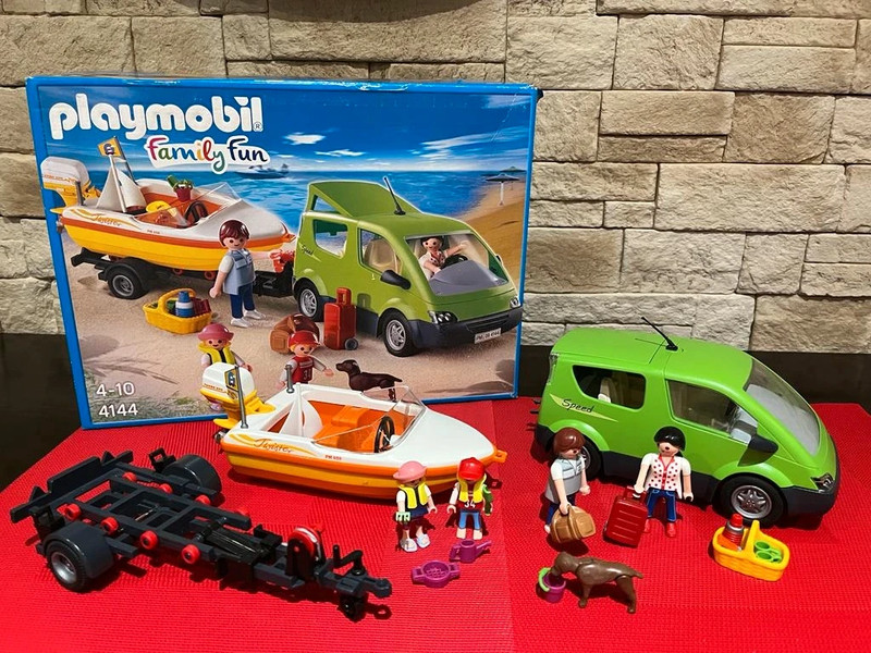 4144 - Playmobil Family Fun - Voiture familiale avec remorque