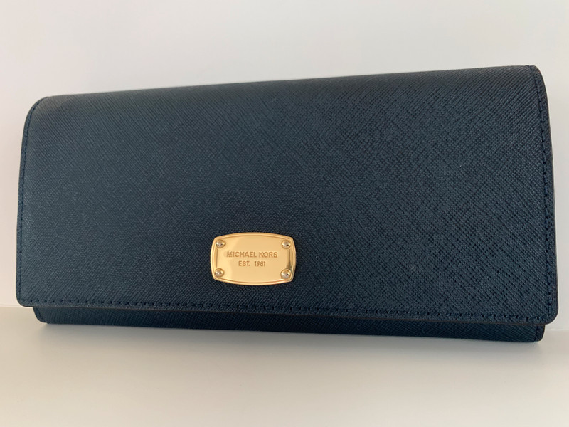 Michael kors flat on sale wallet leather