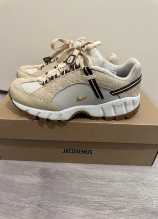 Nike Jacquemus sneakers, merk: Jacquemus, staat: Heel goed, maat: 35.5, € 165,00, € 173,95 inclusief Kopersbescherming