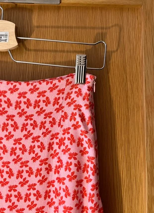 saia rosa flores stradivarius, marca: Stradivarius, estado: Muito bom, tamanho: XS / 34 / 6, €8.00, €9.10 inclui Proteção do Comprador