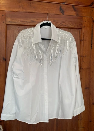 Chemise blanche détail sur le devant perle et strass, marque: Sans marsue, état: Neuf sans étiquette, taille: L / 40 / 12, 7,00 €, 8,05 € Protection acheteurs incluse