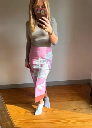 Jupe midi florale rose – Zara – Élégance printanière, merk: Zara, staat: Nieuw zonder prijskaartje, maat: XS / 34 / 6, € 22,00, € 23,80 inclusief Kopersbescherming