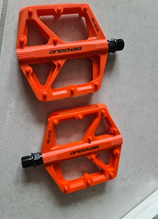 Grande et large Paire de pédales velo vtt oranges antiglisse neuves, marque: BENGGUO, état: Très bon état, 20,00 €, 21,70 € Protection acheteurs incluse