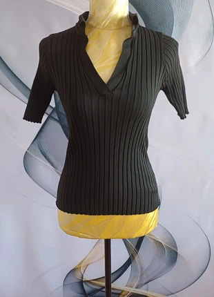 Petit haut noir cintrée col V, merk: Primark, staat: Heel goed, maat: S / 36 / 8, € 3,00, € 3,85 inclusief Kopersbescherming