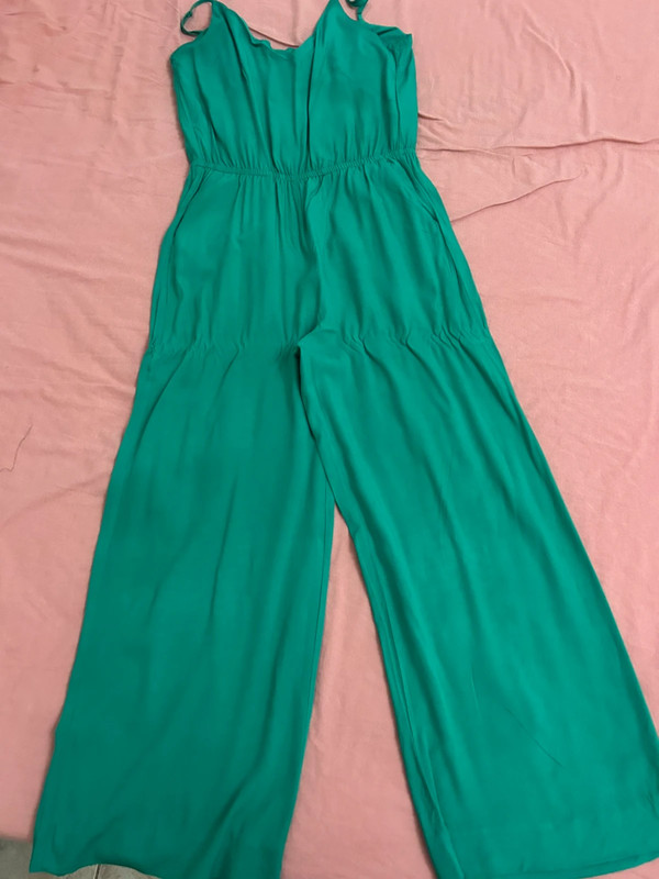 Tuta verde, con pantalone lungo e scollo a V 1