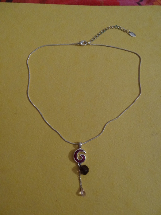 Collier ethnique violet avec pierres précieuses 1