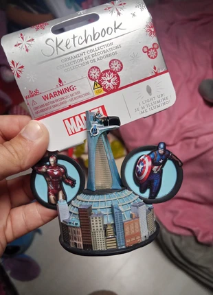 Ornement lumineux des Avengers Marvel neuf de Disneyland Paris, marque: Disneyland Paris, état: Neuf avec étiquette, 11,00 €, 12,25 € Protection acheteurs incluse
