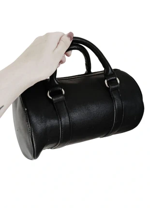 Black round small handbag, merk: Alternative, staat: Heel goed, € 4,99, € 5,94 inclusief Kopersbescherming Pro