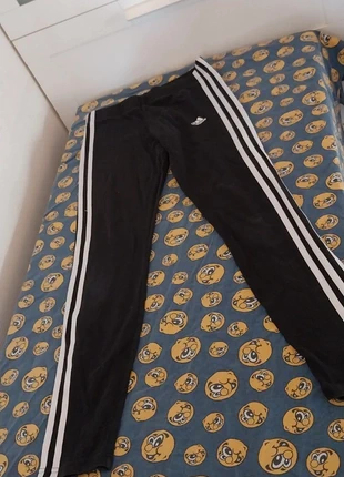 Jogging Adidas noir 14-15 ans / 170 cm – logo & bandes blanches, marque: adidas, état: Bon état, taille: 14 ans / 164 cm, 4,00 €, 4,90 € Protection acheteurs incluse